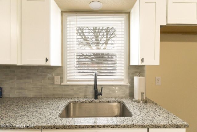 11214 Deering Rd, Louisville, KY 40272