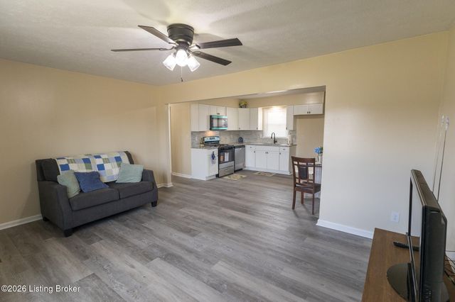 11214 Deering Rd, Louisville, KY 40272