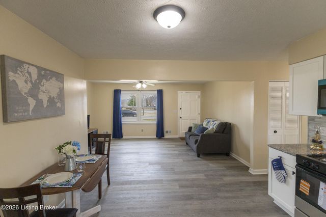 11214 Deering Rd, Louisville, KY 40272