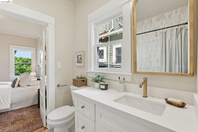 216 John St, Oakland, CA 94611