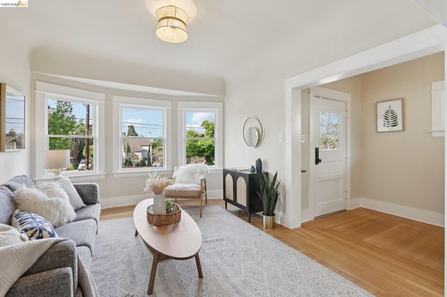 216 John St, Oakland, CA 94611