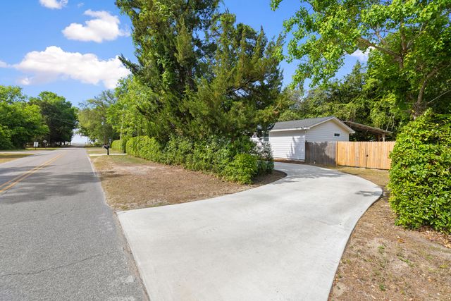 107 Water Oak Street, Freeport, FL 32439