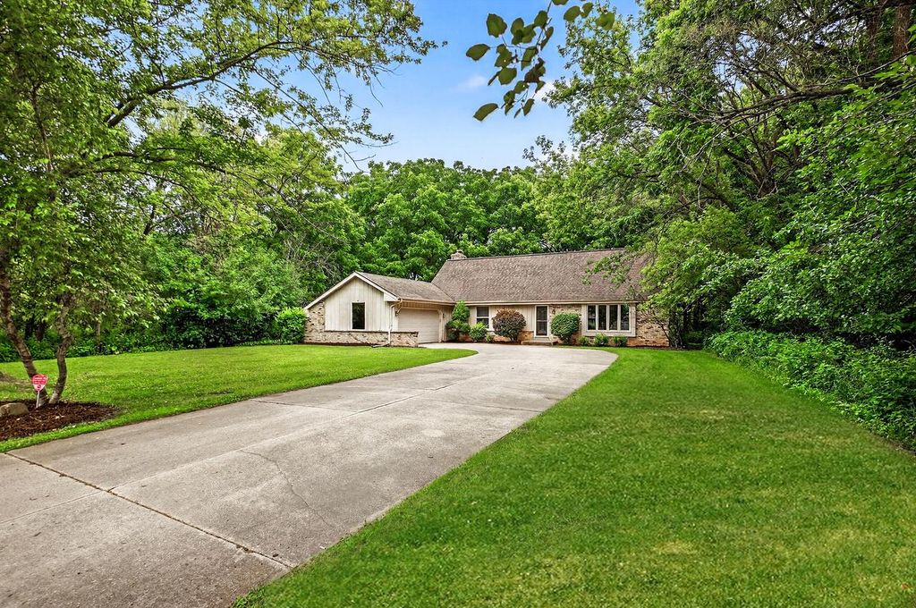 N7W31376 Cambridge COURT, Delafield, WI 53018