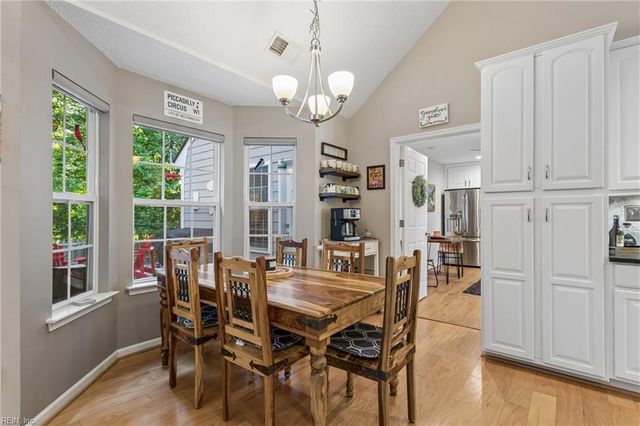 709 Robin Hood DR, Yorktown, VA 23693
