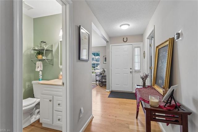 709 Robin Hood DR, Yorktown, VA 23693