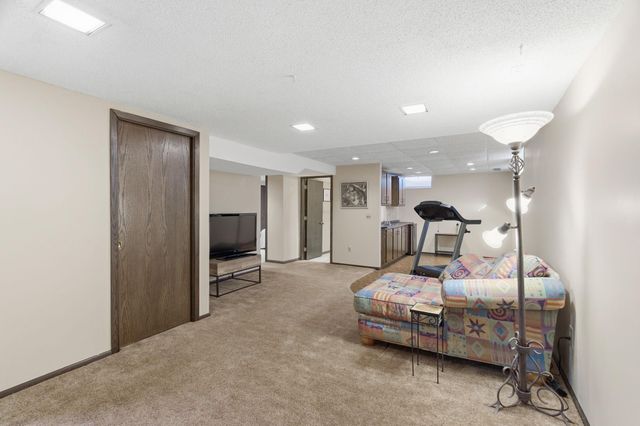 10186 Quaker Lane N, Maple Grove, MN 55369