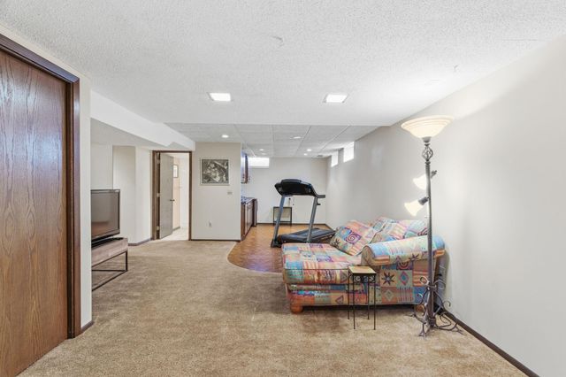 10186 Quaker Lane N, Maple Grove, MN 55369