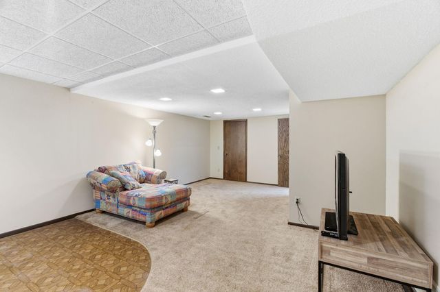 10186 Quaker Lane N, Maple Grove, MN 55369