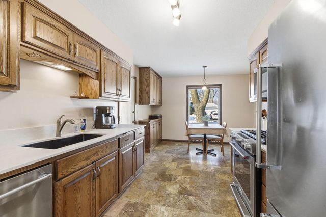 10186 Quaker Lane N, Maple Grove, MN 55369