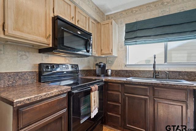 5745 Golden Oaks, Tyler, TX 75703