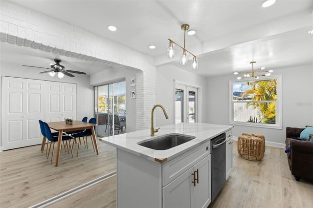 6419 43RD AVENUE N, Kenneth City, FL 33709