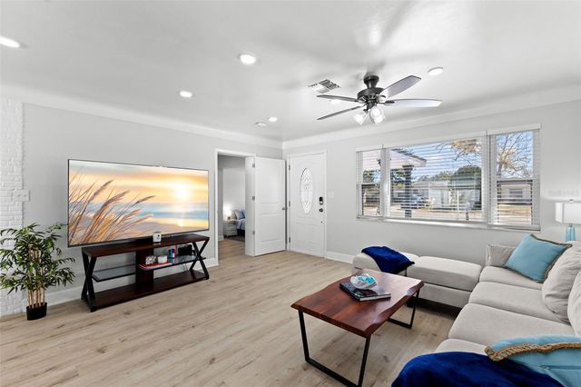 6419 43RD AVENUE N, Kenneth City, FL 33709