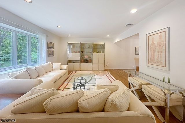 7 Southwood Dr, Parsippany-troy Hills Twp., NJ 07950