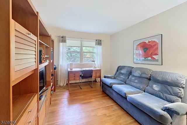 7 Southwood Dr, Parsippany-troy Hills Twp., NJ 07950