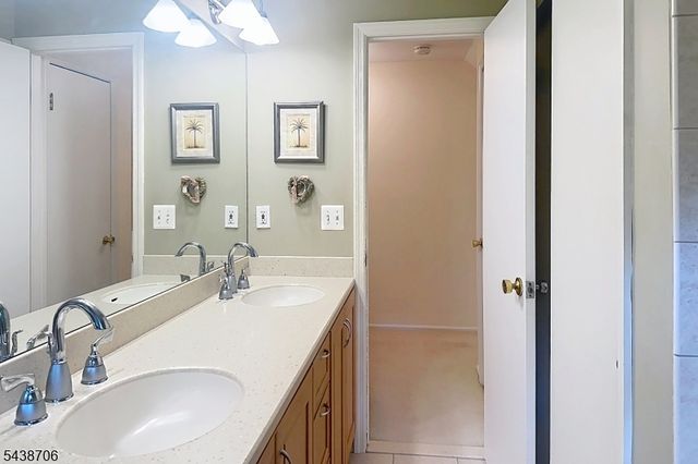 7 Southwood Dr, Parsippany-troy Hills Twp., NJ 07950