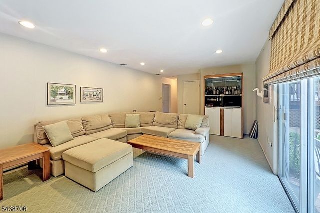 7 Southwood Dr, Parsippany-troy Hills Twp., NJ 07950