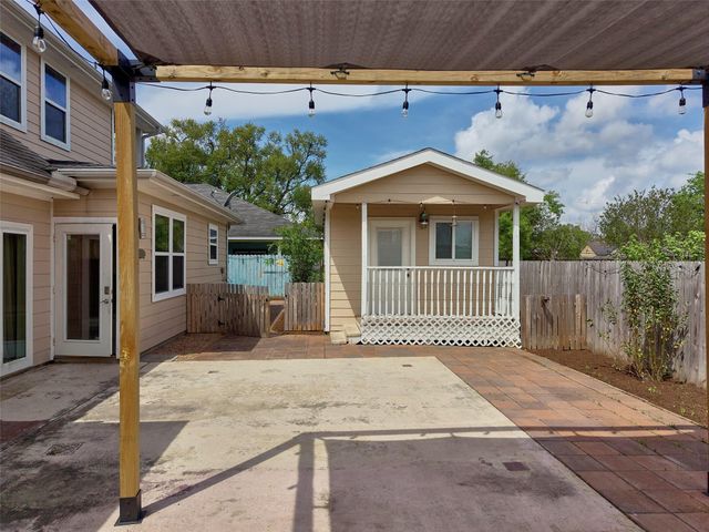 4219 Redbud Street SW, Houston, TX 77051
