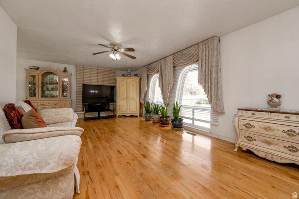 Image 11 of property listing at 1860 E SPRING LN, Holladay, UT 84117