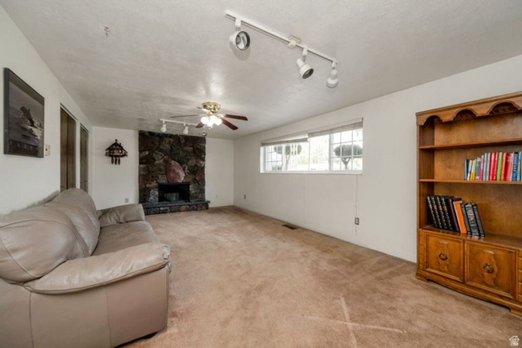 Image 17 of property listing at 1860 E SPRING LN, Holladay, UT 84117