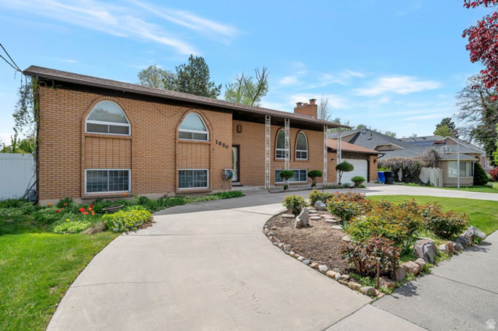 Image 3 of property listing at 1860 E SPRING LN, Holladay, UT 84117