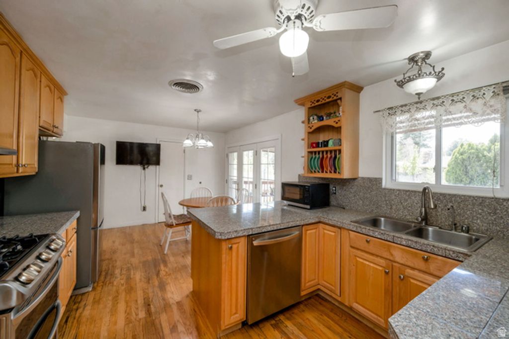 Image 7 of property listing at 1860 E SPRING LN, Holladay, UT 84117