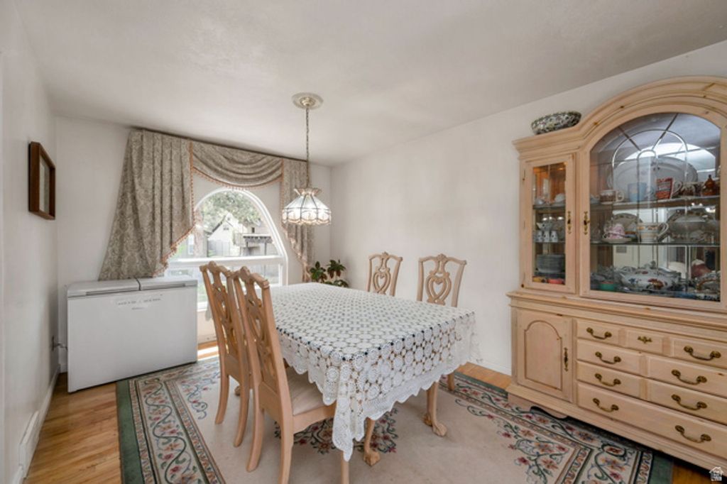 Image 8 of property listing at 1860 E SPRING LN, Holladay, UT 84117