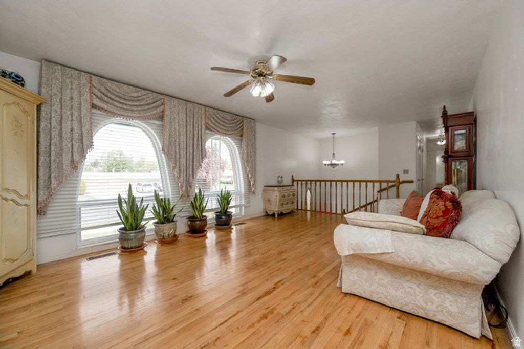 Image 9 of property listing at 1860 E SPRING LN, Holladay, UT 84117