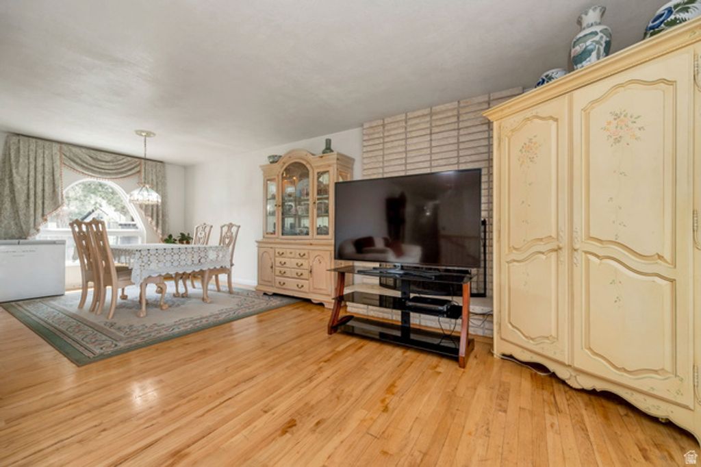 Image 10 of property listing at 1860 E SPRING LN, Holladay, UT 84117