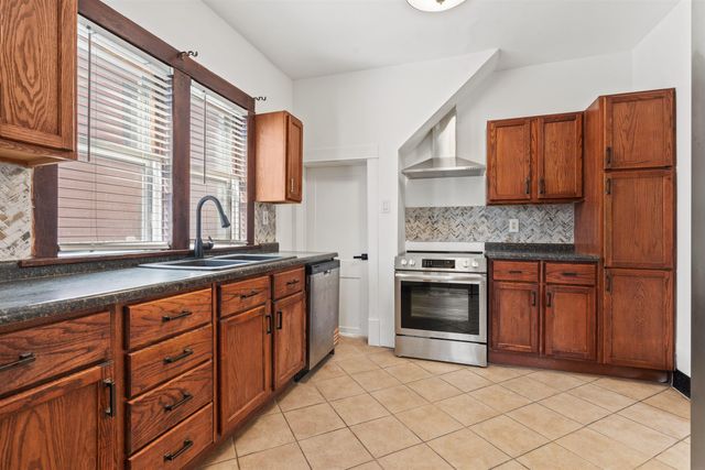 1835 W 3rd Street, Waterloo, IA 50701