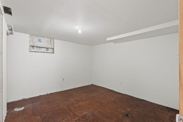 1835 W 3rd Street, Waterloo, IA 50701