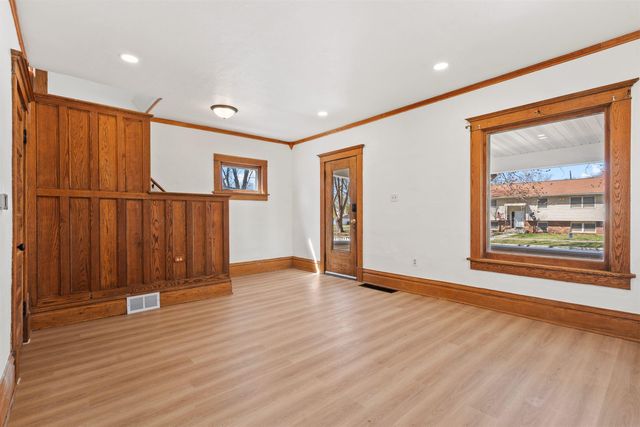 1835 W 3rd Street, Waterloo, IA 50701