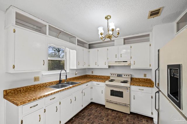 7599 Woods Rd, Pensacola, FL 32526