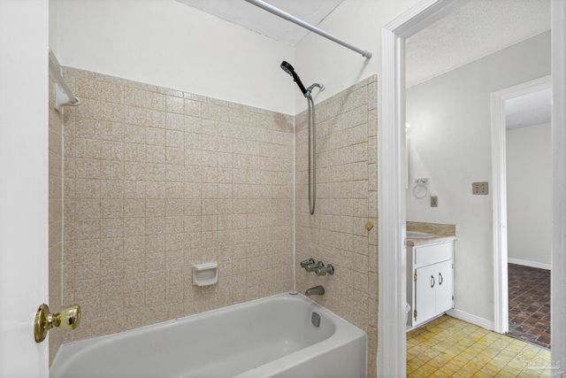 7599 Woods Rd, Pensacola, FL 32526