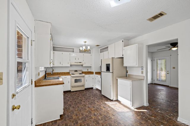 7599 Woods Rd, Pensacola, FL 32526