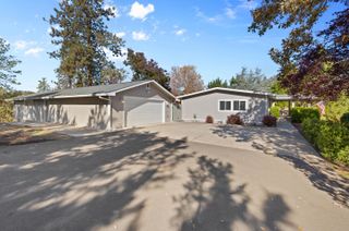 395 Robleda Drive, Central Point, OR 97502