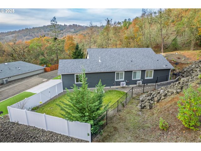 1851 Ne ALAMEDA Ave, Roseburg, OR 97470