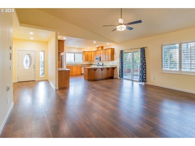 1851 Ne ALAMEDA Ave, Roseburg, OR 97470