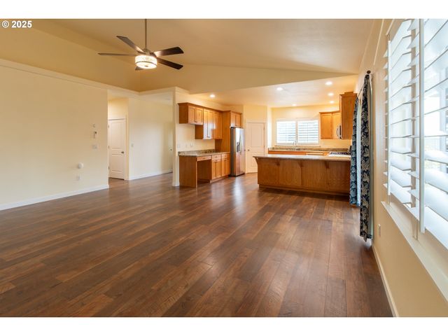 1851 Ne ALAMEDA Ave, Roseburg, OR 97470