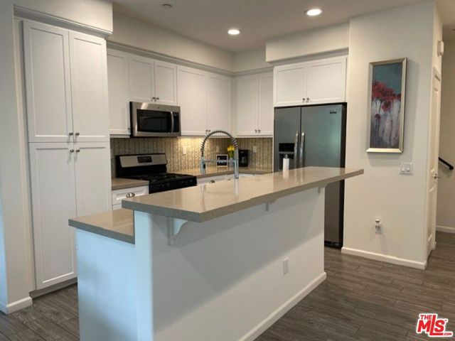 7603 N Honor Way, Van Nuys, CA 91405