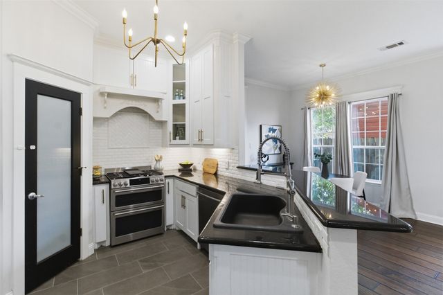 612 W 8th Street, Dallas, TX 75208