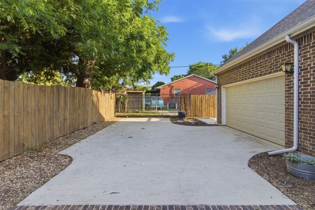 612 W 8th Street, Dallas, TX 75208