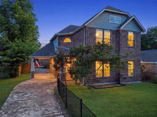 612 W 8th Street, Dallas, TX 75208