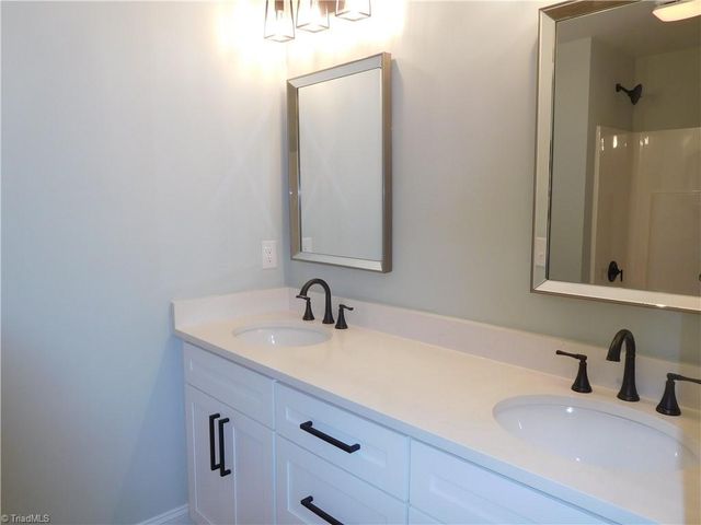 531 Old Hollow Road, Winston-salem, NC 27105