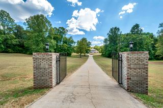 1400 Slaydenwood Rd, Slayden, TN 37165