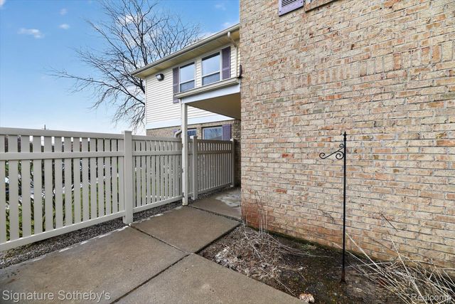 61031 Greenwood Drive, South Lyon, MI 48178