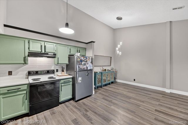 61031 Greenwood Drive, South Lyon, MI 48178