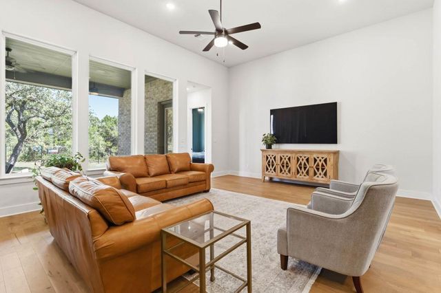333 Knockout Rose DR, San Marcos, TX 78666