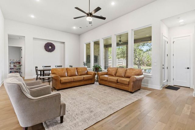 333 Knockout Rose DR, San Marcos, TX 78666