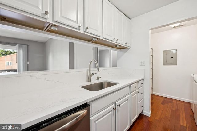 706 WOODHOLLOW DR, Marlton, NJ 08053