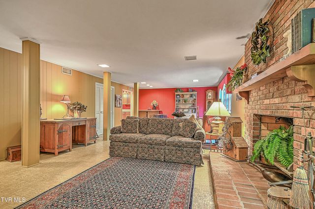 400 Oakmont Drive, Kingsport, TN 37663
